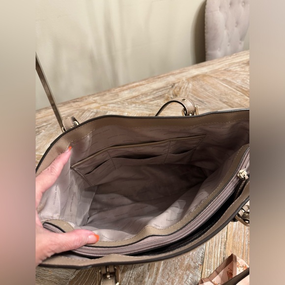 Michael Kors Voyager Tote Bag - Picture 10 of 16